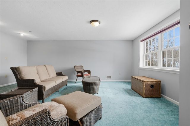 91 Green Crescent Dr, South Strabane, PA 15301