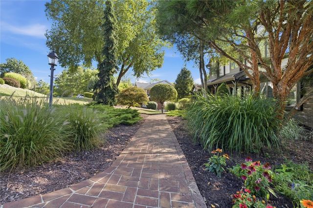 91 Green Crescent Dr, South Strabane, PA 15301