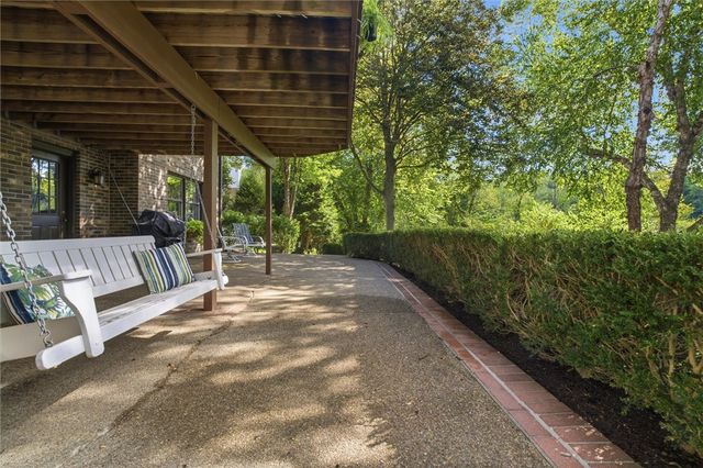 91 Green Crescent Dr, South Strabane, PA 15301