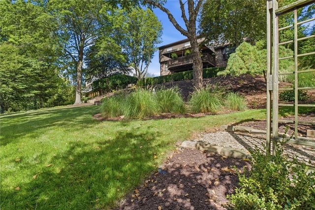 91 Green Crescent Dr, South Strabane, PA 15301