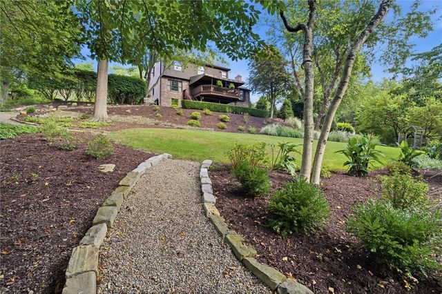 91 Green Crescent Dr, South Strabane, PA 15301