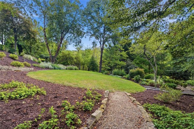 91 Green Crescent Dr, South Strabane, PA 15301