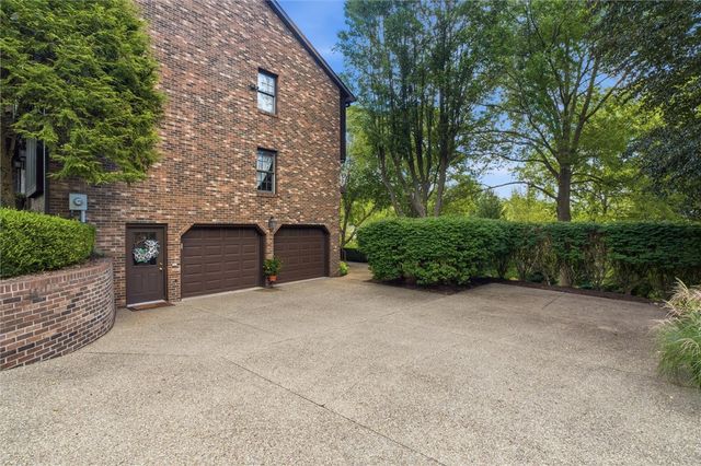 91 Green Crescent Dr, South Strabane, PA 15301