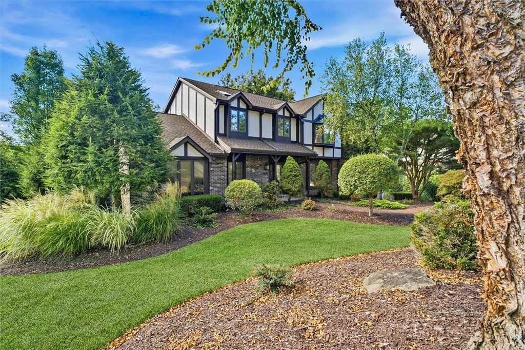 91 Green Crescent Dr, South Strabane, PA 15301