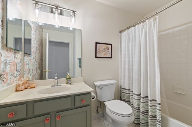 12 Spruce Hills Ct, Hamburg Boro, NJ 07419