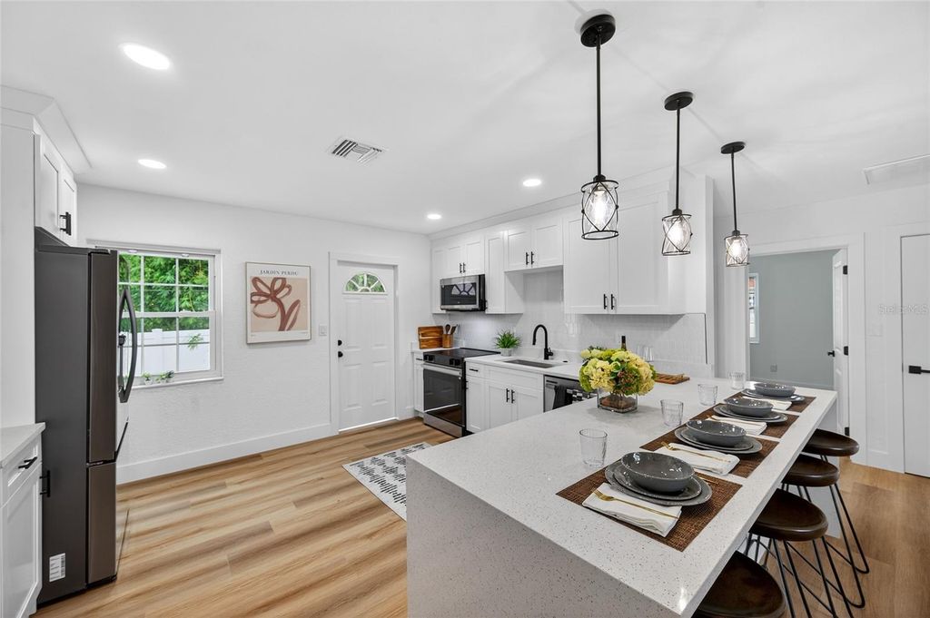 Image 11 of property listing at 5175 23RD AVENUE N, St Petersburg, FL 33710