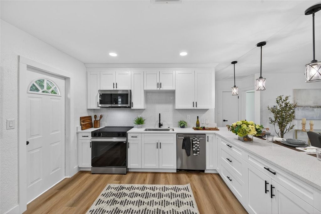 Image 14 of property listing at 5175 23RD AVENUE N, St Petersburg, FL 33710