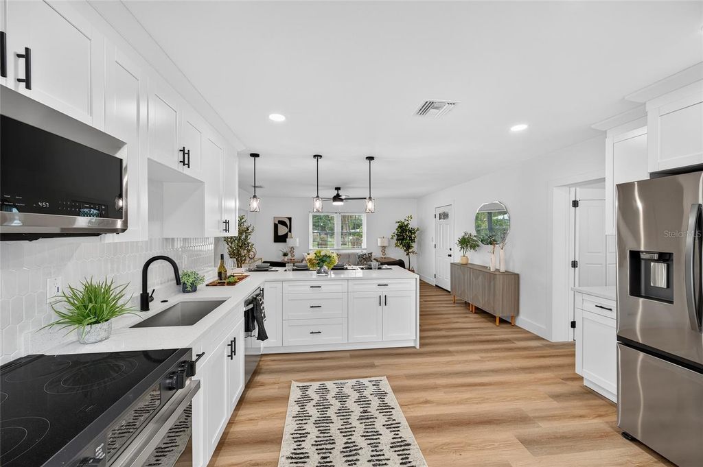 Image 16 of property listing at 5175 23RD AVENUE N, St Petersburg, FL 33710