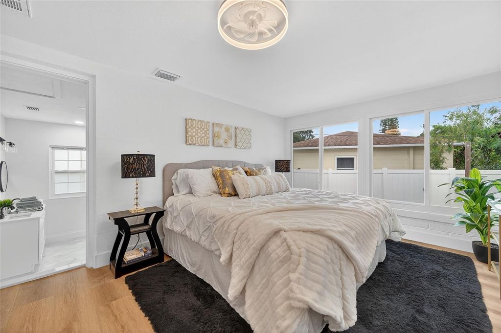 Image 19 of property listing at 5175 23RD AVENUE N, St Petersburg, FL 33710