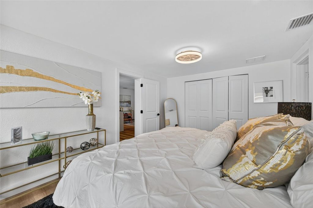 Image 21 of property listing at 5175 23RD AVENUE N, St Petersburg, FL 33710