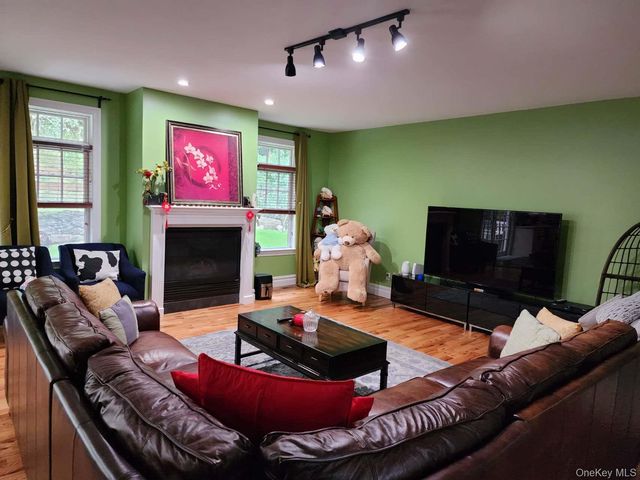 1259 N Country Road, Stony Brook, NY 11790