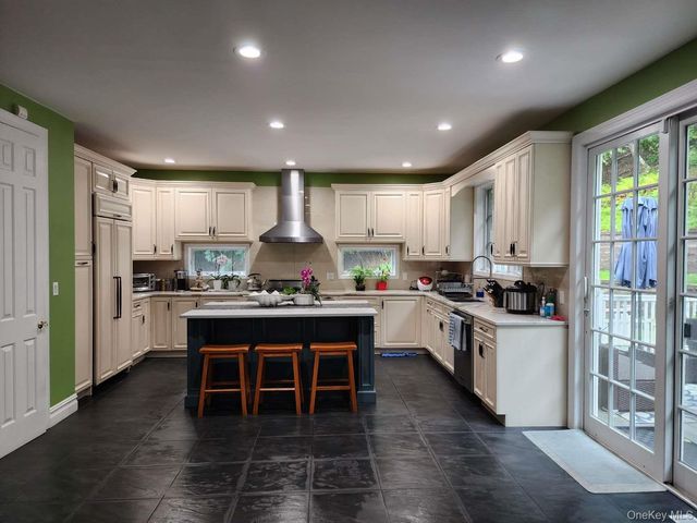 1259 N Country Road, Stony Brook, NY 11790