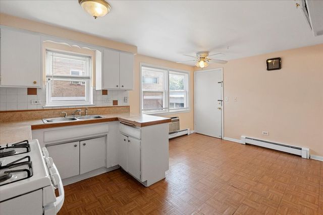 2650 W Touhy Avenue 2N, Chicago, IL 60645