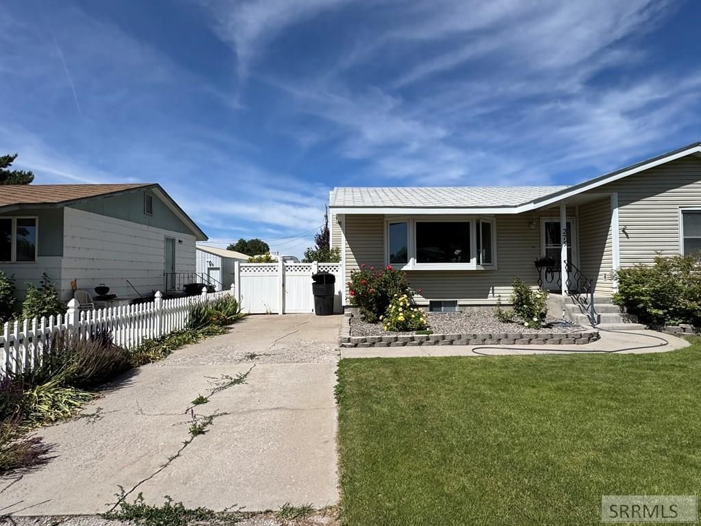 Image 2 of property listing at 275 Washington, American Falls, ID 83211