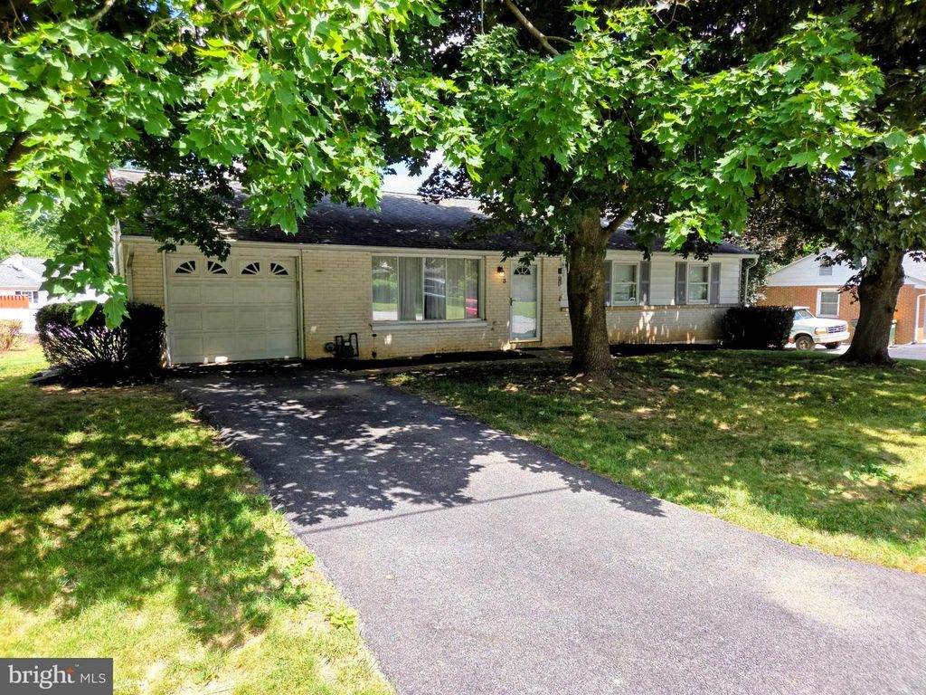 3 LEXINGTON DR, Shrewsbury, PA 17361
