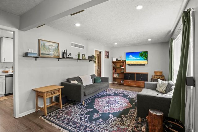 8212 E 134th Terrace, Grandview, MO 64030