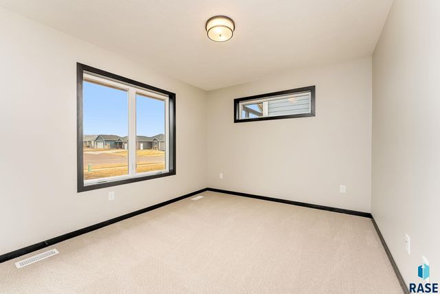 6629 E 49th St Street, Sioux Falls, SD 57110