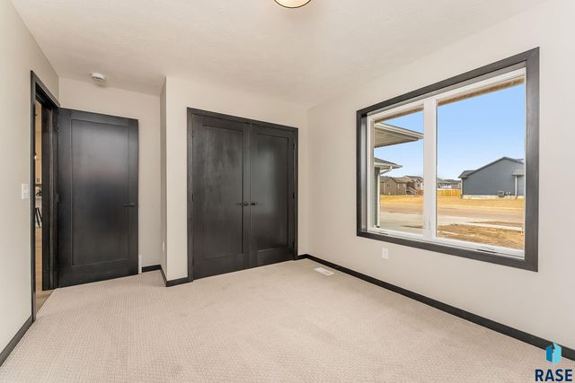 6629 E 49th St Street, Sioux Falls, SD 57110