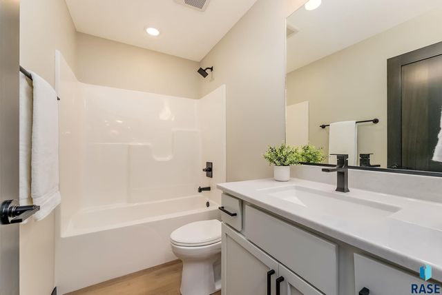 6629 E 49th St Street, Sioux Falls, SD 57110