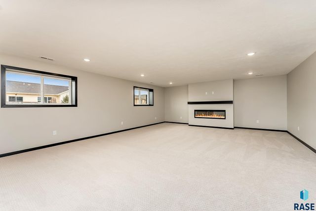 6629 E 49th St Street, Sioux Falls, SD 57110