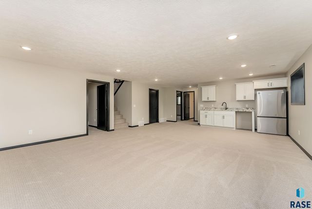 6629 E 49th St Street, Sioux Falls, SD 57110