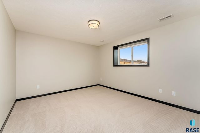 6629 E 49th St Street, Sioux Falls, SD 57110