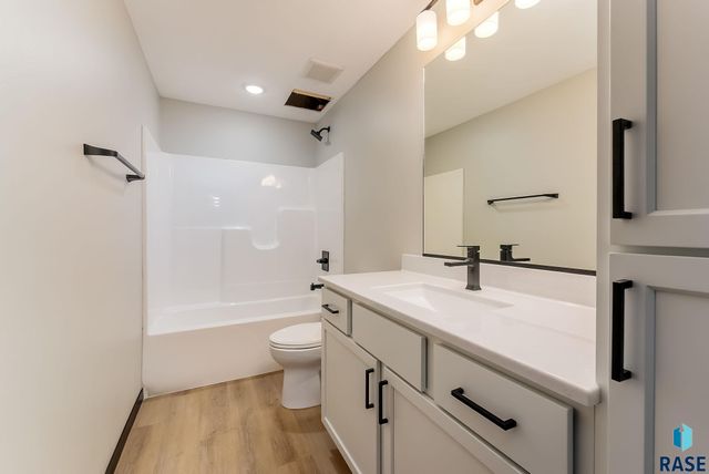 6629 E 49th St Street, Sioux Falls, SD 57110