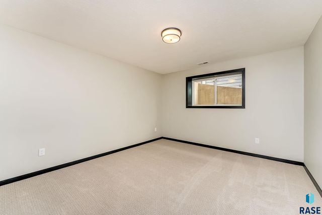 6629 E 49th St Street, Sioux Falls, SD 57110