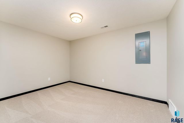 6629 E 49th St Street, Sioux Falls, SD 57110