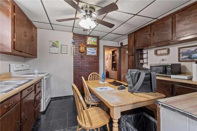 402 N 4th St, Youngwood, PA 15697