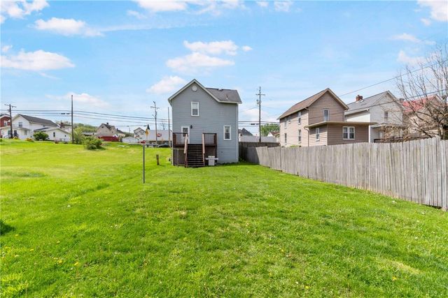 402 N 4th St, Youngwood, PA 15697