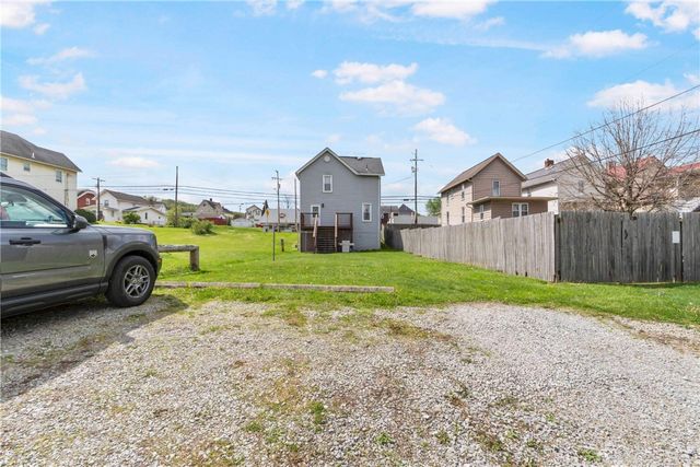 402 N 4th St, Youngwood, PA 15697