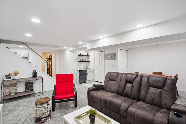 1042 58th Street, Des Moines, IA 50311