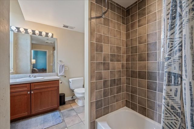 811 W 15th Place 708, Chicago, IL 60608