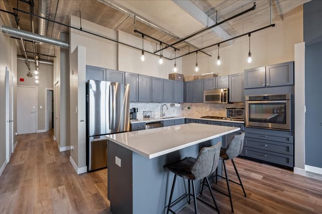 811 W 15th Place 708, Chicago, IL 60608