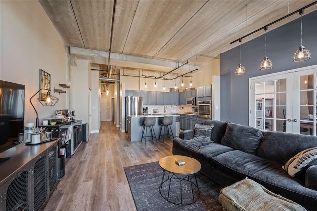 811 W 15th Place 708, Chicago, IL 60608