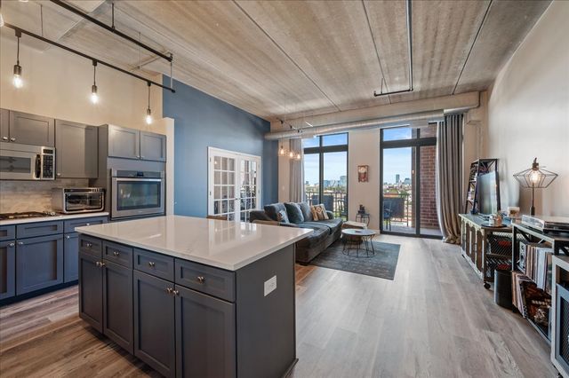 811 W 15th Place 708, Chicago, IL 60608