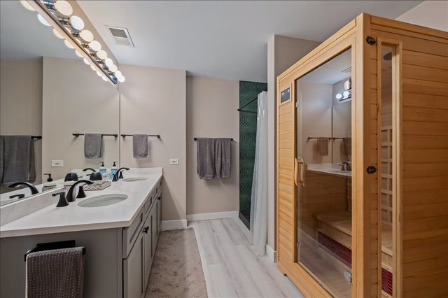 811 W 15th Place 708, Chicago, IL 60608