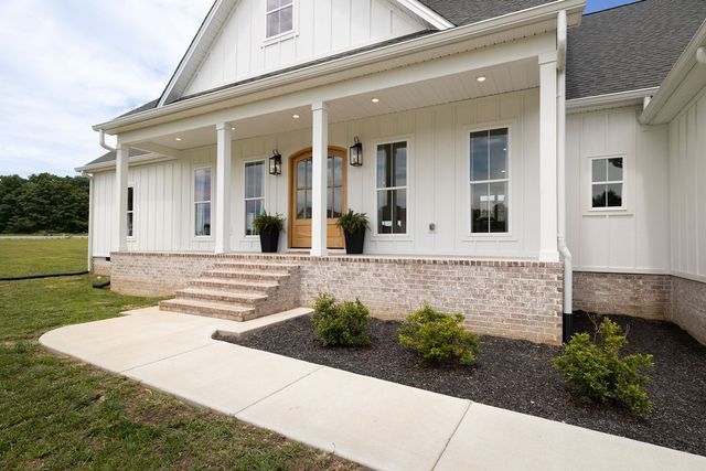 134 Hurst Dr, Leoma, TN 38468