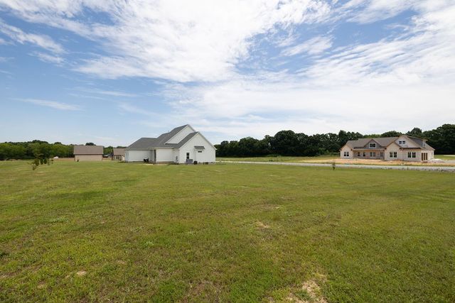 134 Hurst Dr, Leoma, TN 38468