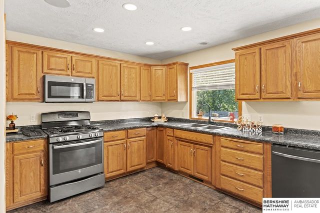 9117 Valley View Drive, La Vista, NE 68128