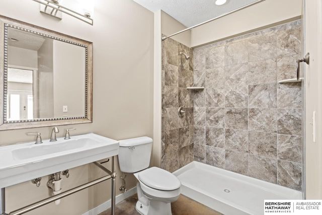 9117 Valley View Drive, La Vista, NE 68128