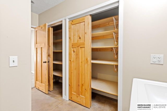 9117 Valley View Drive, La Vista, NE 68128