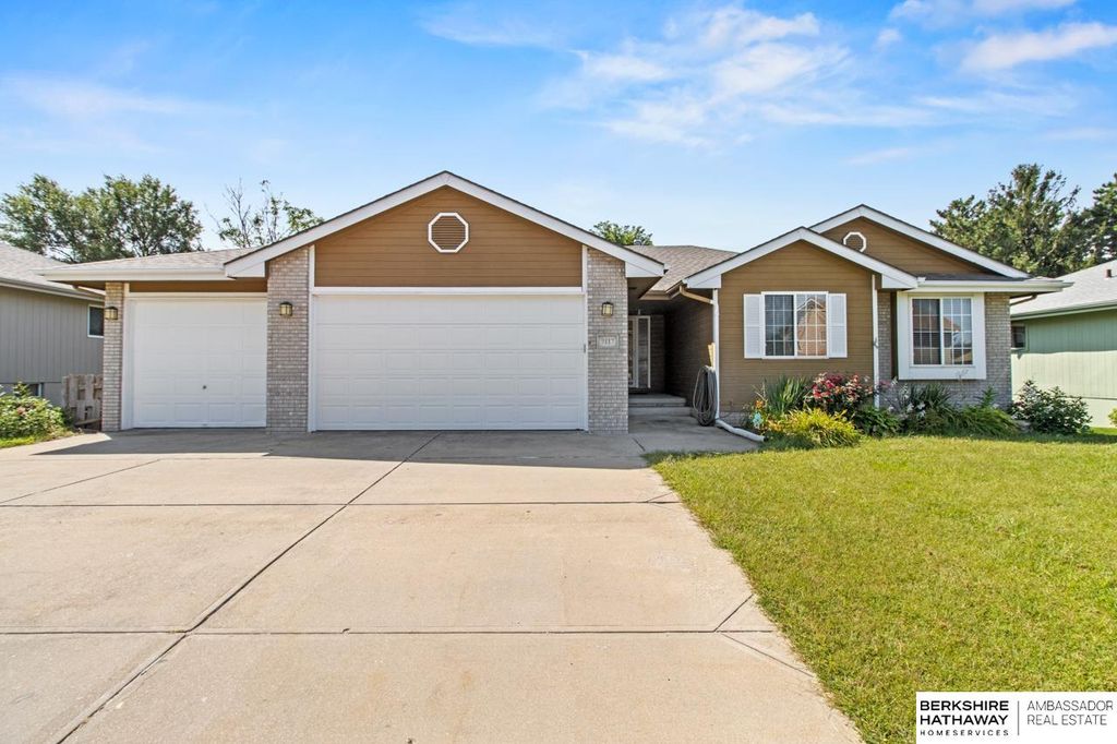 9117 Valley View Drive, La Vista, NE 68128