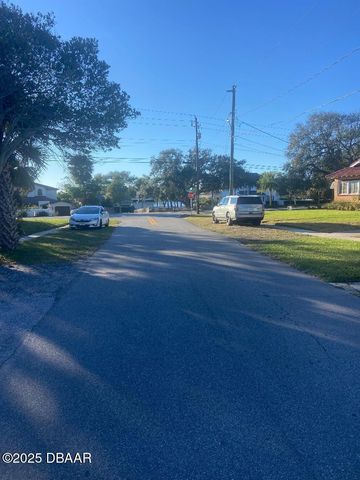 1916 N Halifax Avenue, Daytona Beach, FL 32118