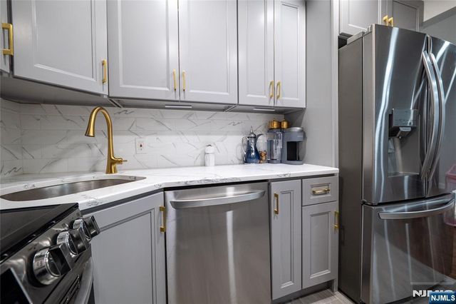 327 71st Street 1E, Guttenberg, NJ 07093