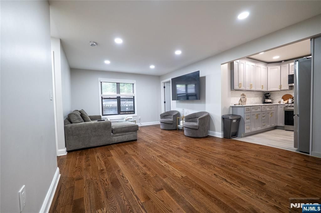 327 71st Street 1E, Guttenberg, NJ 07093