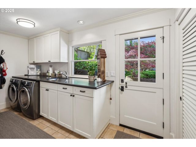 2550 DELLWOOD Dr, Lake Oswego, OR 97034