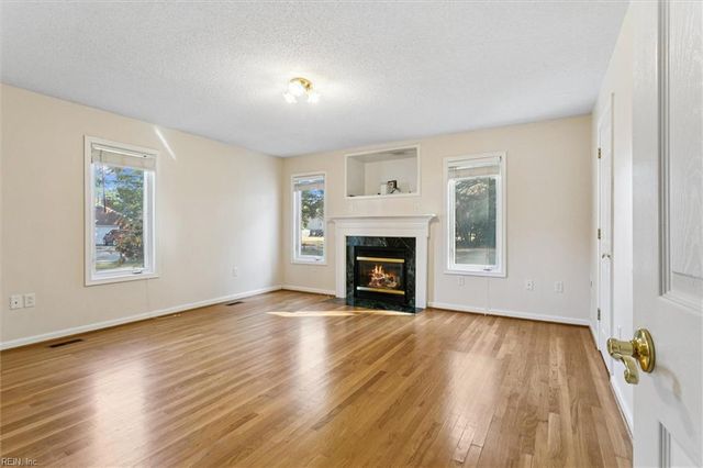 31 Moore RD, Poquoson, VA 23662