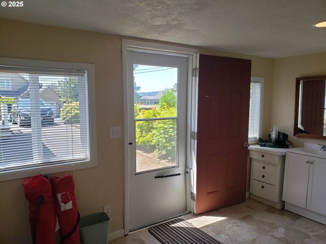 5305 Ne 49TH St, Neotsu, OR 97364